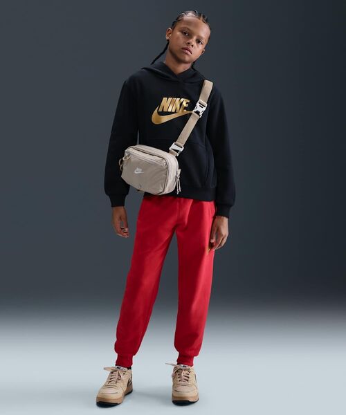 NIKE（ナイキ）の「ナイキ スポーツウェア クラブ フリース ジュニア パーカー / Nike Sportswear Club Fleece Big Kids' Hoodie IH2874-010 Black（パーカー・キッズ・ブラック・130/140/150/160）」の3枚目の写真