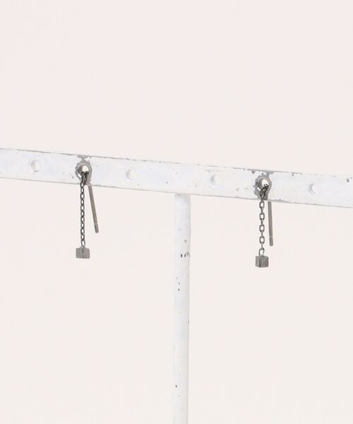 Burner（バーナー）の「【Sonu jewelry（ソヌジュエリー）】キューブ× ロングチェーン　ピアス oku-pier13-10（ピアス（両耳用）・レディース・ゴールド/ブラック/シルバー・FREE）」の5枚目の写真