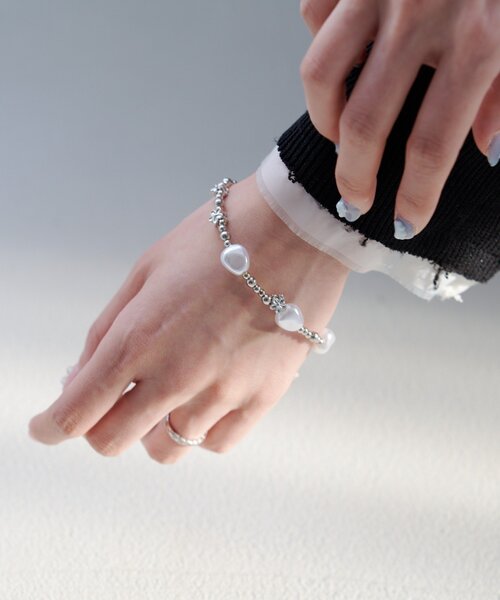 Kastane（カスタネ）の「【fiw.】パール×フラワーチェーンブレス（ブレスレット・レディース・シルバー・FREE）」の4枚目の写真