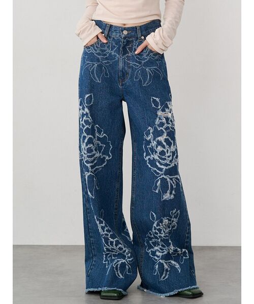 MURUA（ムルーア）の「ダメージフラワーワイドデニム（デニムパンツ・レディース・ブルー/オフホワイト/ブラック・2/1）」の3枚目の写真