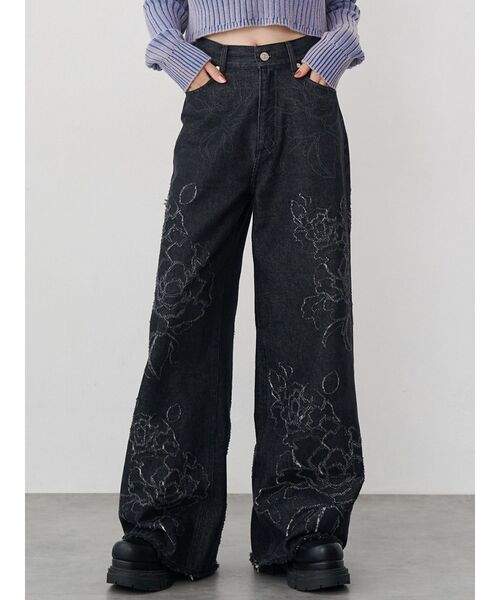 MURUA（ムルーア）の「ダメージフラワーワイドデニム（デニムパンツ・レディース・ブルー/オフホワイト/ブラック・2/1）」の2枚目の写真