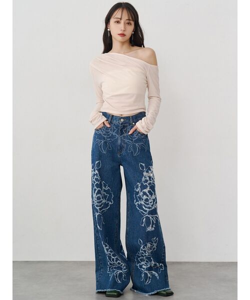 MURUA（ムルーア）の「ダメージフラワーワイドデニム（デニムパンツ・レディース・ブルー/オフホワイト/ブラック・2/1）」の4枚目の写真