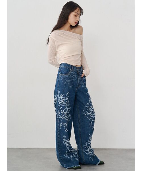 MURUA（ムルーア）の「ダメージフラワーワイドデニム（デニムパンツ・レディース・ブルー/オフホワイト/ブラック・2/1）」の5枚目の写真