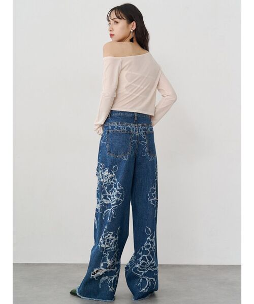MURUA（ムルーア）の「ダメージフラワーワイドデニム（デニムパンツ・レディース・ブルー/オフホワイト/ブラック・2/1）」の6枚目の写真