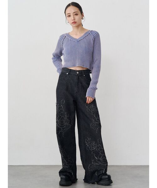 MURUA（ムルーア）の「ダメージフラワーワイドデニム（デニムパンツ・レディース・ブルー/オフホワイト/ブラック・2/1）」の8枚目の写真