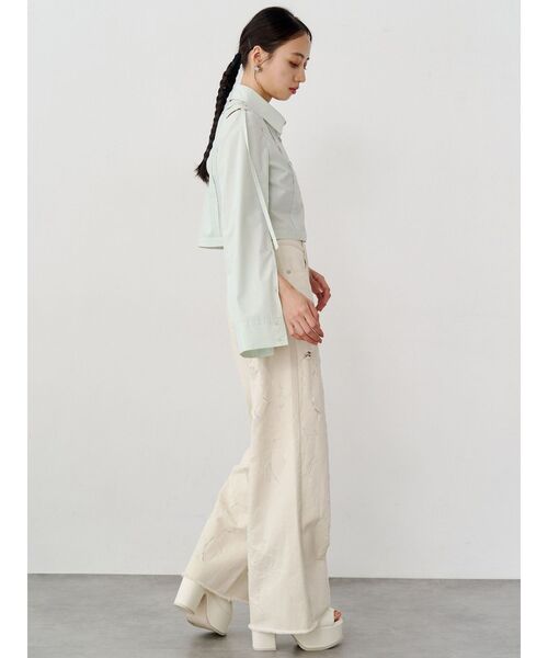 MURUA（ムルーア）の「ダメージフラワーワイドデニム（デニムパンツ・レディース・ブルー/オフホワイト/ブラック・2/1）」の12枚目の写真