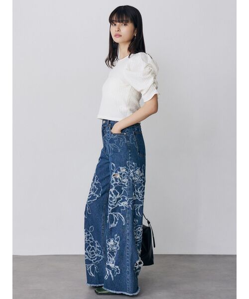 MURUA（ムルーア）の「ダメージフラワーワイドデニム（デニムパンツ・レディース・ブルー/オフホワイト/ブラック・2/1）」の12枚目の写真