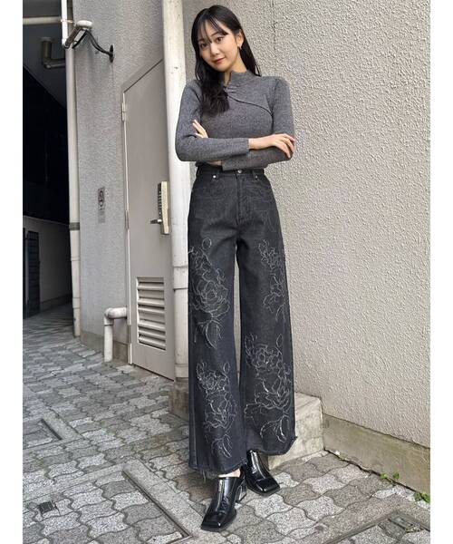 MURUA（ムルーア）の「ダメージフラワーワイドデニム（デニムパンツ・レディース・ブルー/オフホワイト/ブラック・2/1）」の16枚目の写真