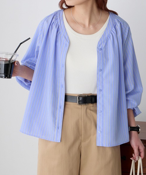 BONLECILL（ボンルシール）の「【UVカット率97％】ライトシアーオーバーギャザーボリュームスリーブ 涼しげ Vネックブラウス【纏うUVケア - ソルヴェール】（シャツ/ブラウス・レディース・ブラウン/ピンク/ネイビー系1/ベージュ/ブルー系1/ブラック/ライトブルー/オフホワイト/チャコールグレー/ライトイエロー・FREE）」の8枚目の写真