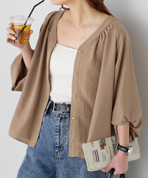 BONLECILL（ボンルシール）の「【UVカット率97％】ライトシアーオーバーギャザーボリュームスリーブ 涼しげ Vネックブラウス【纏うUVケア - ソルヴェール】（シャツ/ブラウス・レディース・ブラウン/ピンク/ネイビー系1/ベージュ/ブルー系1/ブラック/ライトブルー/オフホワイト/チャコールグレー/ライトイエロー・FREE）」の5枚目の写真