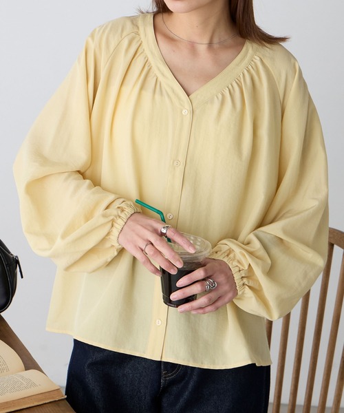 BONLECILL（ボンルシール）の「【UVカット率97％】ライトシアーオーバーギャザーボリュームスリーブ 涼しげ Vネックブラウス【纏うUVケア - ソルヴェール】（シャツ/ブラウス・レディース・ブラウン/ピンク/ネイビー系1/ベージュ/ブルー系1/ブラック/ライトブルー/オフホワイト/チャコールグレー/ライトイエロー・FREE）」の9枚目の写真