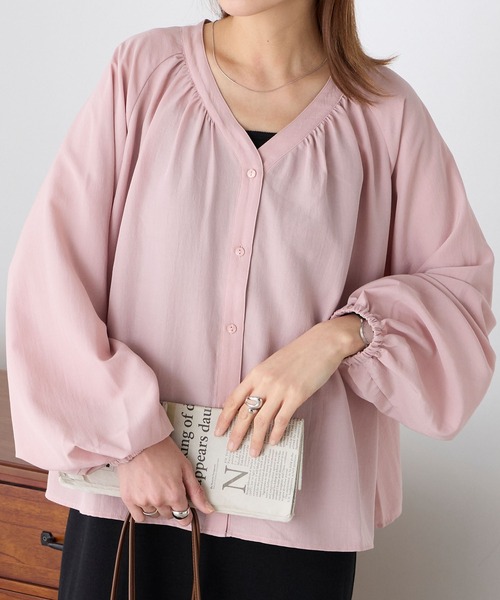 BONLECILL（ボンルシール）の「【UVカット率97％】ライトシアーオーバーギャザーボリュームスリーブ 涼しげ Vネックブラウス【纏うUVケア - ソルヴェール】（シャツ/ブラウス・レディース・ブラウン/ピンク/ネイビー系1/ベージュ/ブルー系1/ブラック/ライトブルー/オフホワイト/チャコールグレー/ライトイエロー・FREE）」の10枚目の写真