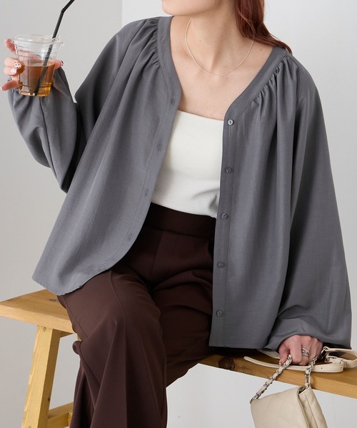 BONLECILL（ボンルシール）の「【UVカット率97％】ライトシアーオーバーギャザーボリュームスリーブ 涼しげ Vネックブラウス【纏うUVケア - ソルヴェール】（シャツ/ブラウス・レディース・ブラウン/ピンク/ネイビー系1/ベージュ/ブルー系1/ブラック/ライトブルー/オフホワイト/チャコールグレー/ライトイエロー・FREE）」の3枚目の写真