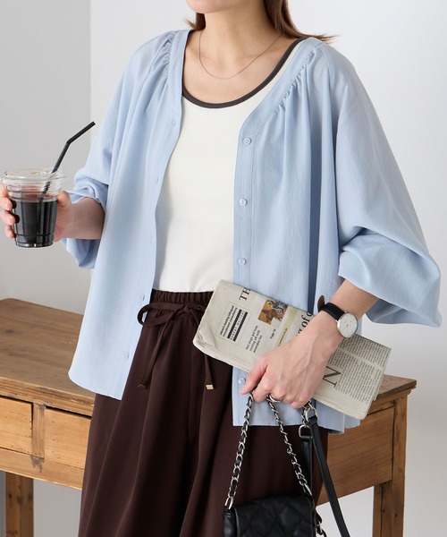 BONLECILL（ボンルシール）の「【UVカット率97％】ライトシアーオーバーギャザーボリュームスリーブ 涼しげ Vネックブラウス【纏うUVケア - ソルヴェール】（シャツ/ブラウス・レディース・ブラウン/ピンク/ネイビー系1/ベージュ/ブルー系1/ブラック/ライトブルー/オフホワイト/チャコールグレー/ライトイエロー・FREE）」の6枚目の写真