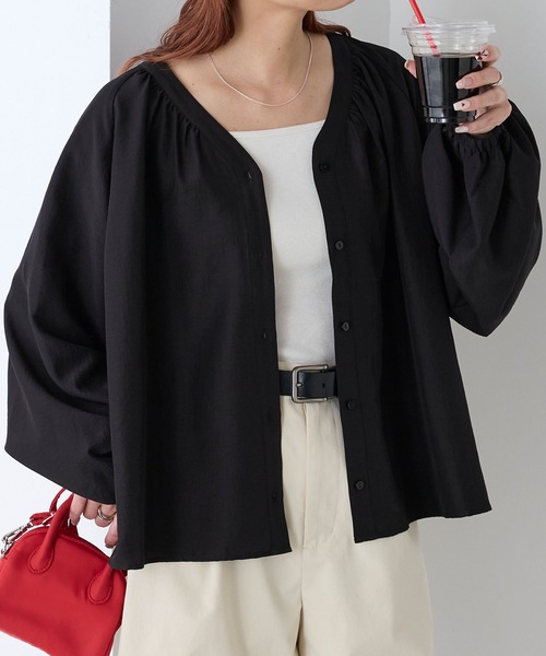 BONLECILL（ボンルシール）の「【UVカット率97％】ライトシアーオーバーギャザーボリュームスリーブ 涼しげ Vネックブラウス【纏うUVケア - ソルヴェール】（シャツ/ブラウス・レディース・ブラウン/ピンク/ネイビー系1/ベージュ/ブルー系1/ブラック/ライトブルー/オフホワイト/チャコールグレー/ライトイエロー・FREE）」の2枚目の写真