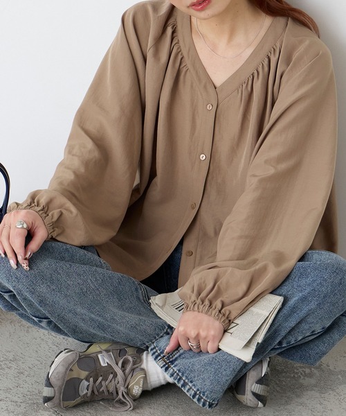BONLECILL（ボンルシール）の「【UVカット率97％】ライトシアーオーバーギャザーボリュームスリーブ 涼しげ Vネックブラウス【纏うUVケア - ソルヴェール】（シャツ/ブラウス・レディース・ブラウン/ピンク/ネイビー系1/ベージュ/ブルー系1/ブラック/ライトブルー/オフホワイト/チャコールグレー/ライトイエロー・FREE）」の11枚目の写真
