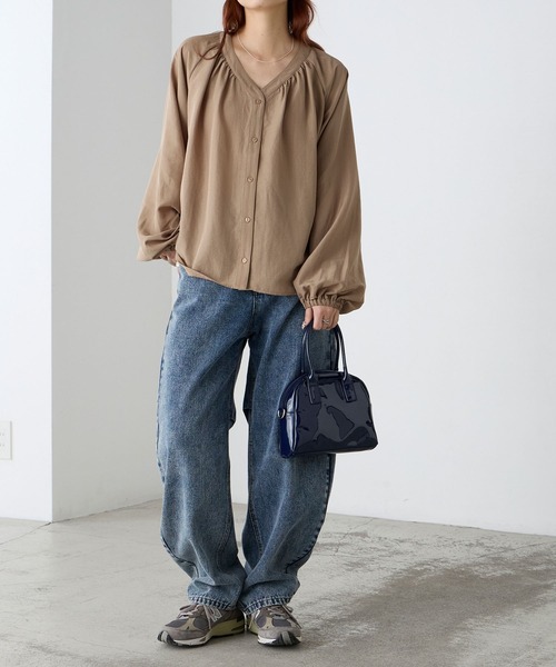 BONLECILL（ボンルシール）の「【UVカット率97％】ライトシアーオーバーギャザーボリュームスリーブ 涼しげ Vネックブラウス【纏うUVケア - ソルヴェール】（シャツ/ブラウス・レディース・ブラウン/ピンク/ネイビー系1/ベージュ/ブルー系1/ブラック/ライトブルー/オフホワイト/チャコールグレー/ライトイエロー・FREE）」の12枚目の写真