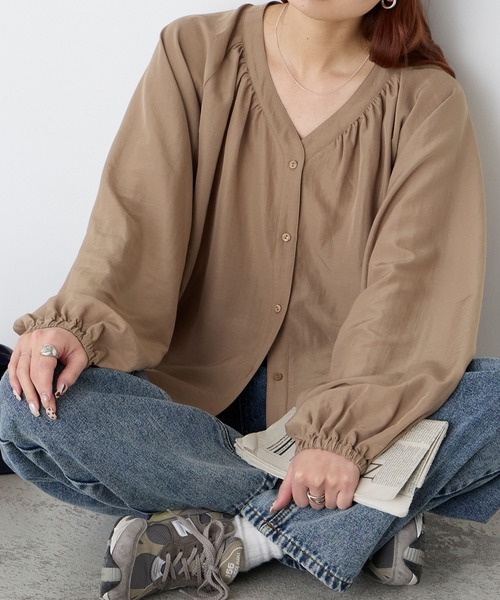 BONLECILL（ボンルシール）の「【UVカット率97％】ライトシアーオーバーギャザーボリュームスリーブ 涼しげ Vネックブラウス【纏うUVケア - ソルヴェール】（シャツ/ブラウス・レディース・ブラウン/ピンク/ネイビー系1/ベージュ/ブルー系1/ブラック/ライトブルー/オフホワイト/チャコールグレー/ライトイエロー・FREE）」の14枚目の写真