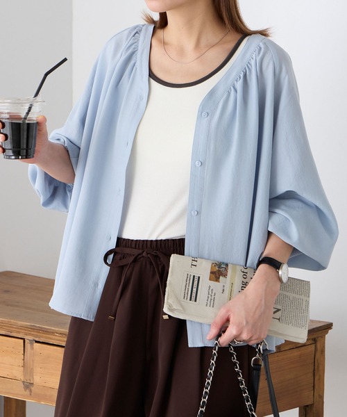 BONLECILL（ボンルシール）の「【UVカット率97％】ライトシアーオーバーギャザーボリュームスリーブ 涼しげ Vネックブラウス【纏うUVケア - ソルヴェール】（シャツ/ブラウス・レディース・ブラウン/ピンク/ネイビー系1/ベージュ/ブルー系1/ブラック/ライトブルー/オフホワイト/チャコールグレー/ライトイエロー・FREE）」の15枚目の写真