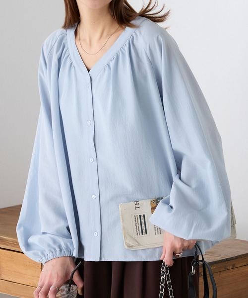 BONLECILL（ボンルシール）の「【UVカット率97％】ライトシアーオーバーギャザーボリュームスリーブ 涼しげ Vネックブラウス【纏うUVケア - ソルヴェール】（シャツ/ブラウス・レディース・ブラウン/ピンク/ネイビー系1/ベージュ/ブルー系1/ブラック/ライトブルー/オフホワイト/チャコールグレー/ライトイエロー・FREE）」の16枚目の写真