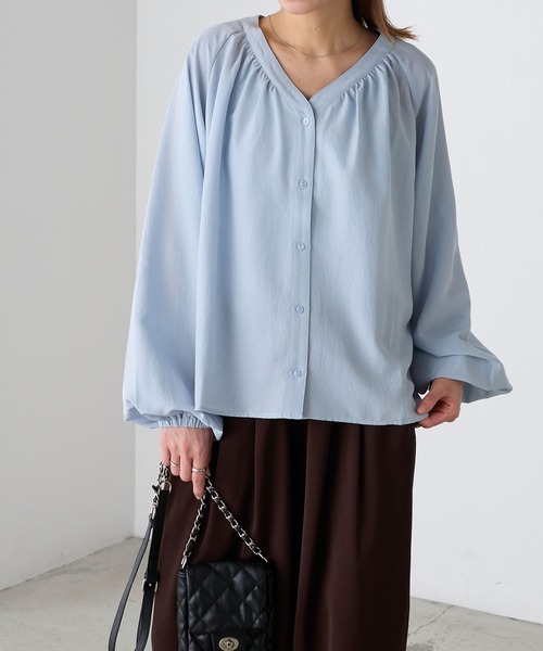 BONLECILL（ボンルシール）の「【UVカット率97％】ライトシアーオーバーギャザーボリュームスリーブ 涼しげ Vネックブラウス【纏うUVケア - ソルヴェール】（シャツ/ブラウス・レディース・ブラウン/ピンク/ネイビー系1/ベージュ/ブルー系1/ブラック/ライトブルー/オフホワイト/チャコールグレー/ライトイエロー・FREE）」の17枚目の写真