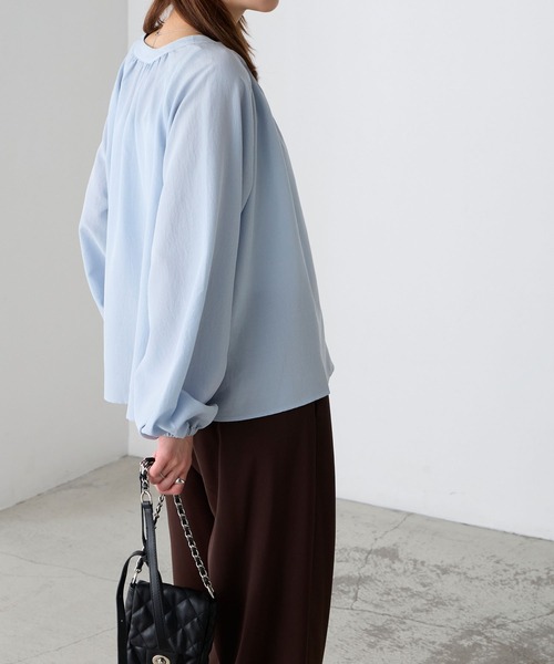 BONLECILL（ボンルシール）の「【UVカット率97％】ライトシアーオーバーギャザーボリュームスリーブ 涼しげ Vネックブラウス【纏うUVケア - ソルヴェール】（シャツ/ブラウス・レディース・ブラウン/ピンク/ネイビー系1/ベージュ/ブルー系1/ブラック/ライトブルー/オフホワイト/チャコールグレー/ライトイエロー・FREE）」の18枚目の写真