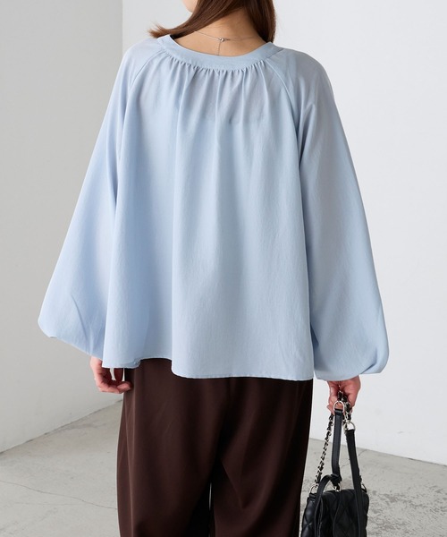 BONLECILL（ボンルシール）の「【UVカット率97％】ライトシアーオーバーギャザーボリュームスリーブ 涼しげ Vネックブラウス【纏うUVケア - ソルヴェール】（シャツ/ブラウス・レディース・ブラウン/ピンク/ネイビー系1/ベージュ/ブルー系1/ブラック/ライトブルー/オフホワイト/チャコールグレー/ライトイエロー・FREE）」の19枚目の写真