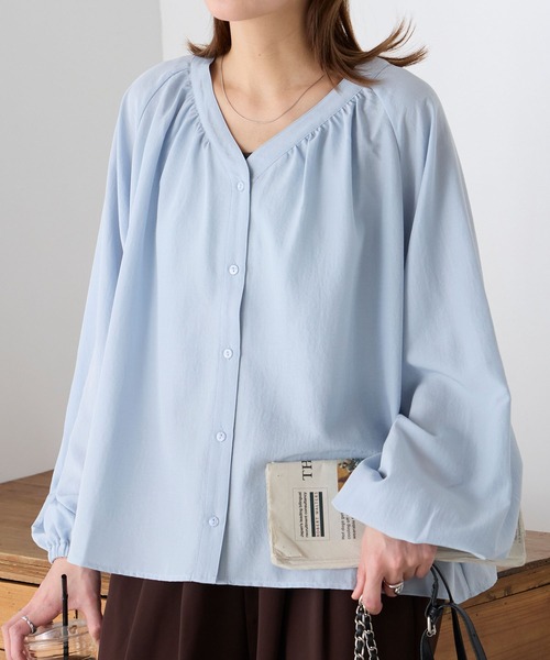 BONLECILL（ボンルシール）の「【UVカット率97％】ライトシアーオーバーギャザーボリュームスリーブ 涼しげ Vネックブラウス【纏うUVケア - ソルヴェール】（シャツ/ブラウス・レディース・ブラウン/ピンク/ネイビー系1/ベージュ/ブルー系1/ブラック/ライトブルー/オフホワイト/チャコールグレー/ライトイエロー・FREE）」の20枚目の写真