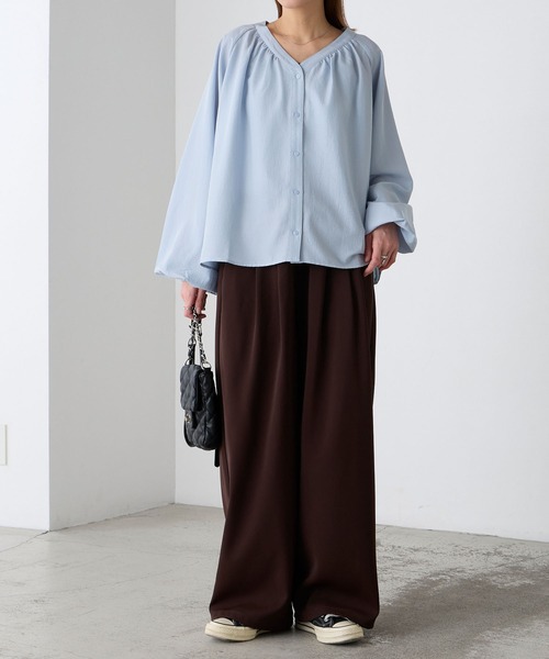 BONLECILL（ボンルシール）の「【UVカット率97％】ライトシアーオーバーギャザーボリュームスリーブ 涼しげ Vネックブラウス【纏うUVケア - ソルヴェール】（シャツ/ブラウス・レディース・ブラウン/ピンク/ネイビー系1/ベージュ/ブルー系1/ブラック/ライトブルー/オフホワイト/チャコールグレー/ライトイエロー・FREE）」の21枚目の写真