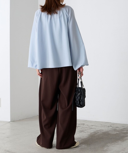 BONLECILL（ボンルシール）の「【UVカット率97％】ライトシアーオーバーギャザーボリュームスリーブ 涼しげ Vネックブラウス【纏うUVケア - ソルヴェール】（シャツ/ブラウス・レディース・ブラウン/ピンク/ネイビー系1/ベージュ/ブルー系1/ブラック/ライトブルー/オフホワイト/チャコールグレー/ライトイエロー・FREE）」の22枚目の写真