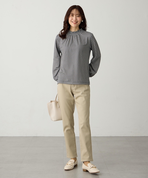 Petit Honfleur(プチオンフルール)の「【ブラウス見えするカットソー】幾何学柄シャーリングプルオーバー(Tシャツ/カットソー・レディース・ネイビー/ブラウン/アイボリー・M/L)」の4枚目の写真