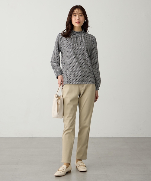 Petit Honfleur(プチオンフルール)の「【ブラウス見えするカットソー】幾何学柄シャーリングプルオーバー(Tシャツ/カットソー・レディース・ネイビー/ブラウン/アイボリー・M/L)」の5枚目の写真