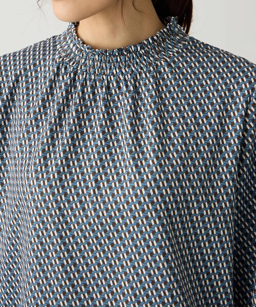 Petit Honfleur(プチオンフルール)の「【ブラウス見えするカットソー】幾何学柄シャーリングプルオーバー(Tシャツ/カットソー・レディース・ネイビー/ブラウン/アイボリー・M/L)」の10枚目の写真