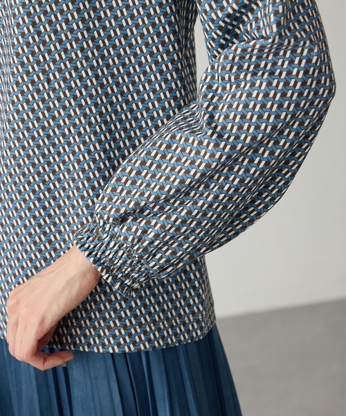Petit Honfleur(プチオンフルール)の「【ブラウス見えするカットソー】幾何学柄シャーリングプルオーバー(Tシャツ/カットソー・レディース・ネイビー/ブラウン/アイボリー・M/L)」の11枚目の写真