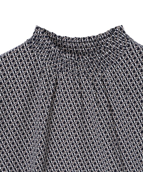 Petit Honfleur(プチオンフルール)の「【ブラウス見えするカットソー】幾何学柄シャーリングプルオーバー(Tシャツ/カットソー・レディース・ネイビー/ブラウン/アイボリー・M/L)」の15枚目の写真