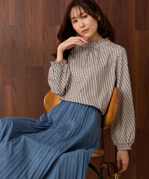 Petit Honfleur(プチオンフルール)の「【ブラウス見えするカットソー】幾何学柄シャーリングプルオーバー(Tシャツ/カットソー・レディース・ネイビー/ブラウン/アイボリー・M/L)」の1枚目の写真
