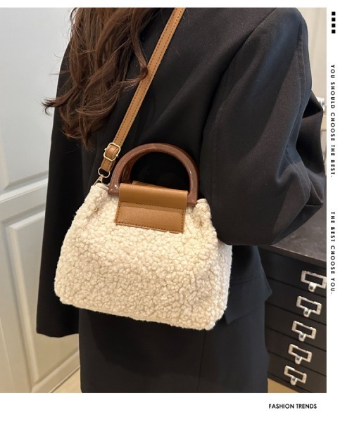 Ritzy(リッツィー)の「2WAYモコモコボアショルダーバッグ ハンドバッグ(ショルダーバッグ・レディース・カーキ/ブラック/ホワイト/ピンク・FREE)」の2枚目の写真