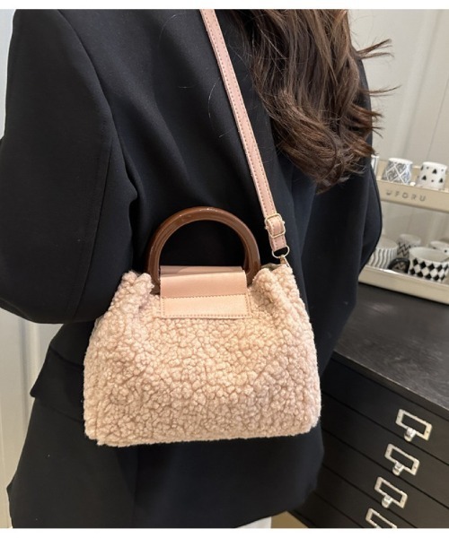 Ritzy(リッツィー)の「2WAYモコモコボアショルダーバッグ ハンドバッグ(ショルダーバッグ・レディース・カーキ/ブラック/ホワイト/ピンク・FREE)」の1枚目の写真