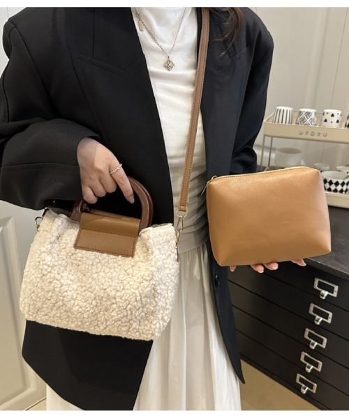Ritzy(リッツィー)の「2WAYモコモコボアショルダーバッグ ハンドバッグ(ショルダーバッグ・レディース・カーキ/ブラック/ホワイト/ピンク・FREE)」の7枚目の写真