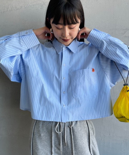 UNIVERSAL OVERALL（ユニバーサルオーバーオール）の「[UNIVERSAL OVERALL/ユニバーサルオーバーオール] 別注 ショート丈 ビッグポケットストライプシャツ（シャツ/ブラウス・レディース・ブルー/サックスブルー/イエロー/ピンク・F）」の2枚目の写真