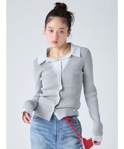 LILY BROWN(リリーブラウン)の「シャツドッキングニットトップス(ニット/セーター・レディース・ネイビー/レッド/グレー・F)」の1枚目の写真