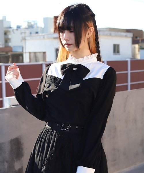 NIBBLE POISON(ニブルポイズン)の「リボンブローチバイカラーブラウス(シャツ/ブラウス・レディース・グレー/ブラック/ワイン・MEDIUM)」の1枚目の写真