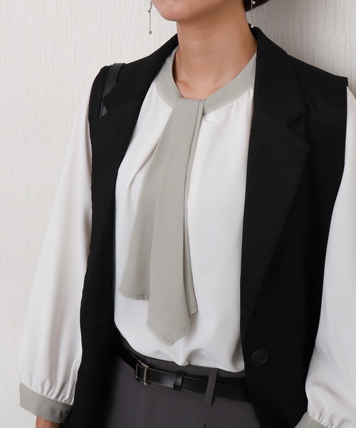 libelle more（リベル モア）の「【防汚加工／イージーケア／透けにくい】ラクケア アクセサリー付きボウタイブラウス（シャツ/ブラウス・レディース・ホワイト系その他/ネイビー/グレイッシュベージュ/オフホワイト・M/L）」の3枚目の写真