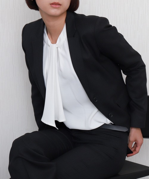 libelle more（リベル モア）の「【防汚加工／イージーケア／透けにくい】ラクケア アクセサリー付きボウタイブラウス（シャツ/ブラウス・レディース・ホワイト系その他/ネイビー/グレイッシュベージュ/オフホワイト・M/L）」の2枚目の写真