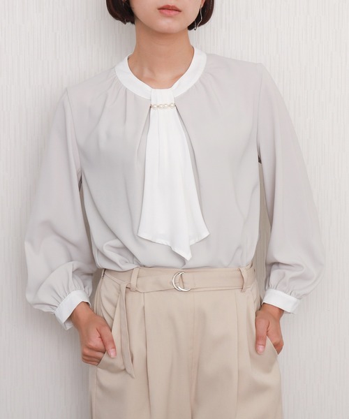 libelle more（リベル モア）の「【防汚加工／イージーケア／透けにくい】ラクケア アクセサリー付きボウタイブラウス（シャツ/ブラウス・レディース・ホワイト系その他/ネイビー/グレイッシュベージュ/オフホワイト・M/L）」の4枚目の写真