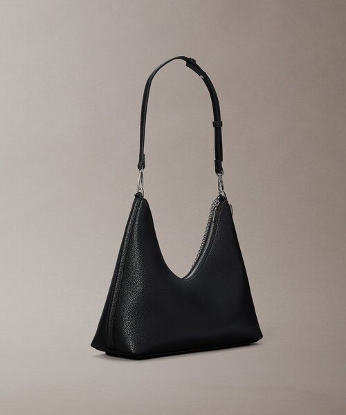 Calvin Klein（カルバン・クライン）の「クロスボディバッグ - エンブレムショルダーバッグ（ボディバッグ/ウエストポーチ・レディース・ブラック・FREE）」の2枚目の写真