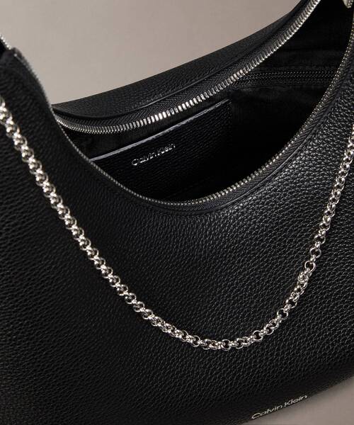 Calvin Klein（カルバン・クライン）の「クロスボディバッグ - エンブレムショルダーバッグ（ボディバッグ/ウエストポーチ・レディース・ブラック・FREE）」の3枚目の写真