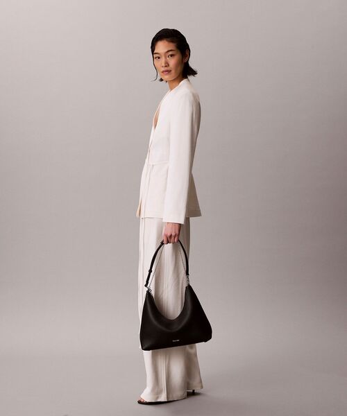 Calvin Klein（カルバン・クライン）の「クロスボディバッグ - エンブレムショルダーバッグ（ボディバッグ/ウエストポーチ・レディース・ブラック・FREE）」の5枚目の写真