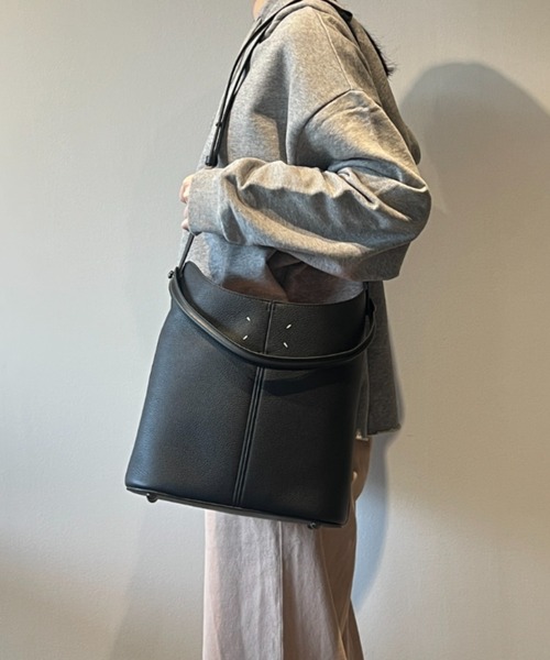 Maison Margiela(メゾンマルジェラ)の「Maison Margiela DRESS-AGE HOBO(ハンドバッグ・レディース・ブラック・FREE)」の1枚目の写真