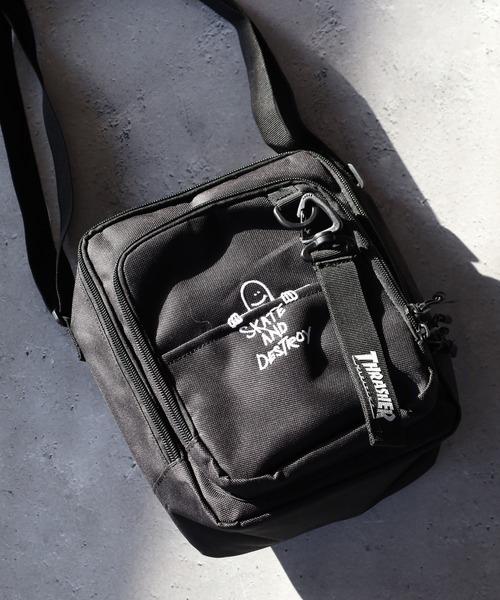 THRASHER(スラッシャー)の「THRASHER VERTICAL MINI SHOULDER ミニショルダーバッグ(ショルダーバッグ・メンズ・ブラック×ホワイト/ブラック系・FREE)」の6枚目の写真